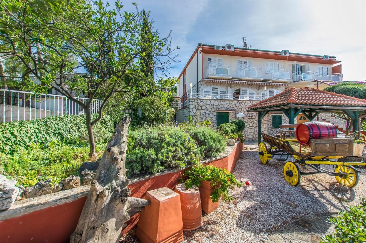 Apartment And Rooms Franka Zaboric Exterior foto