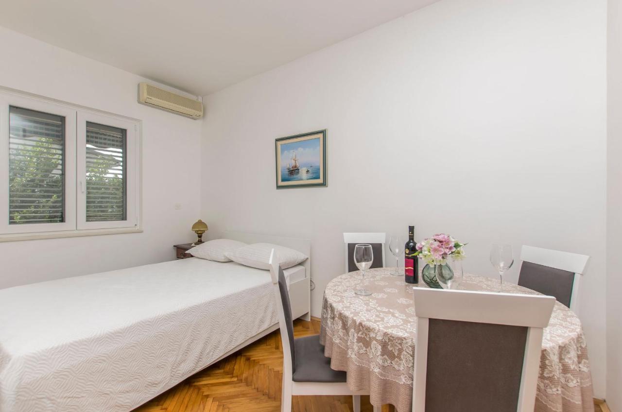 Apartment And Rooms Franka Zaboric Exterior foto